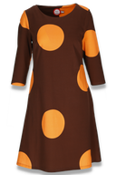 Tara brun og oransje kjole