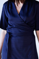 Iris navy eksklusiv omslagskjole i rayon