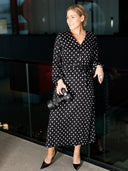 Mette sort polkadot kjole
