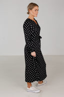 Mette sort polkadot kjole