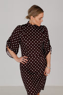 Bella brun og sort polkadot kjole